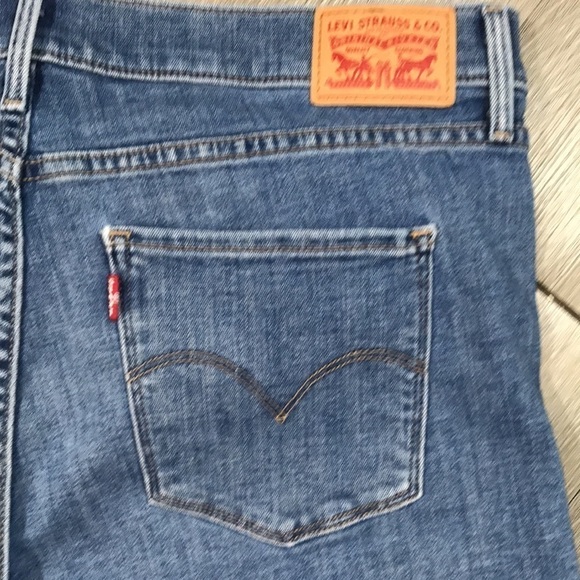 Levi’s Medium Wash Stretch Bermuda 5Pkt Style Denim Shorts size 33 - Picture 3 of 8